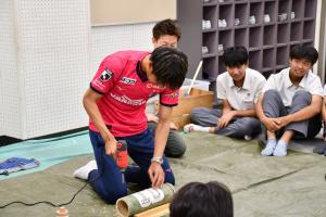 竹あかりを作る田中選手