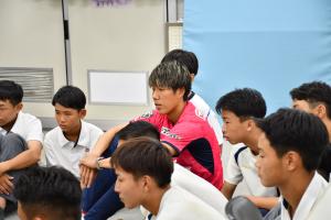 竹あかりの見本を見る田中選手と生徒