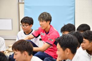 笑顔の田中選手と生徒