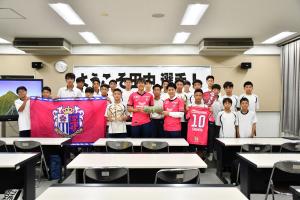 田中選手とサッカー部の集合写真