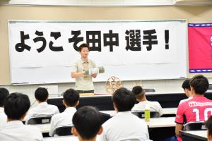 竹あかりの説明をする本市職員