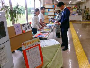 リサイクル雑誌を見ている市長と図書館まつり実行委員の人たち