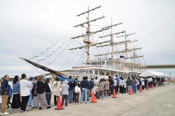 日本丸の前に並ぶ人々
