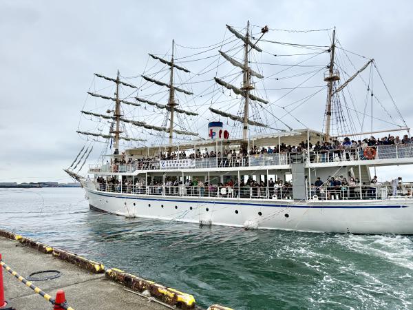 岸壁を離れていく日本丸