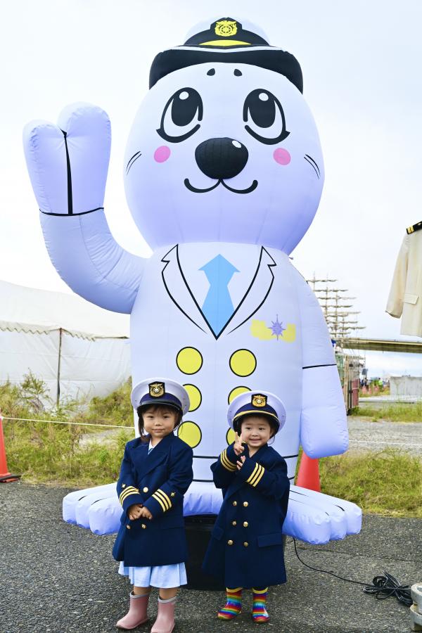 海上保安庁のマスコットキャラクター「うみまるくん」とふれあう子供たち