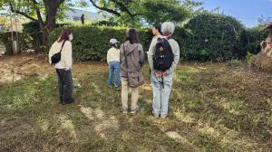 外で、自然の中の人工物を探すゲームをしている様子