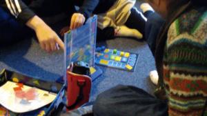 ボードゲームで遊んでいる様子