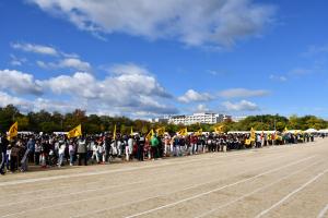 参加者全員が並んだ開会式の様子