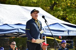 ルール説明をする審判長