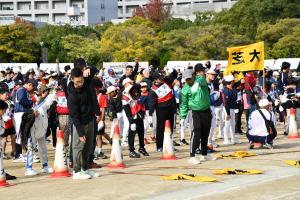 ラジオ体操をする参加者の皆さん