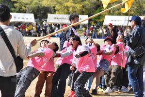 綱引きの様子。大きな口を開けて応援する男の子