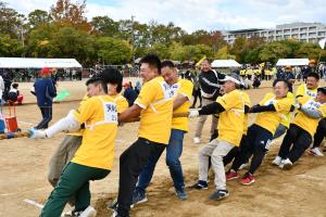 綱引きをする男性たち