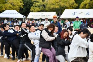 綱引きをする大人たち