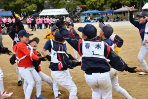 綱引きで勝って喜ぶ春木校区の男の子たち