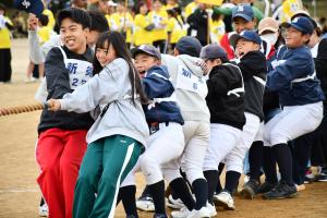 綱引きをする新条校区の子どもたち