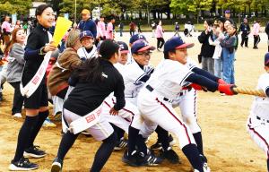 綱引きをする子どもたち