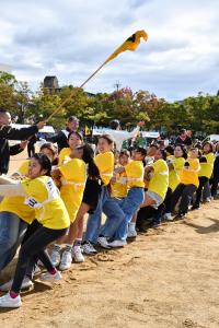 綱引きをする人たち