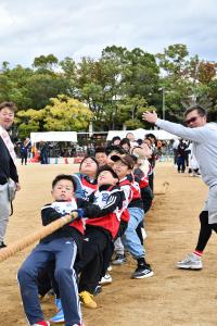 綱引きをする大宮校区の人たち