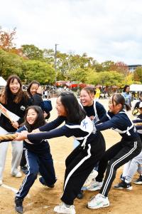 綱引きをする笑顔の女の子たち