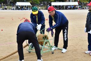 綱引きの綱を片付けるスポーツ推進員委員の人たち