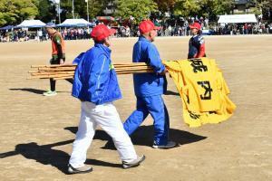 旗を片付けるスポーツ推進委員の人たち