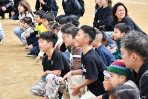 玉入れの玉の数を数える子どもたち