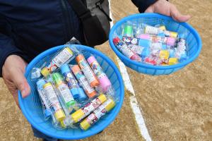 かごに入れられたスティックのり