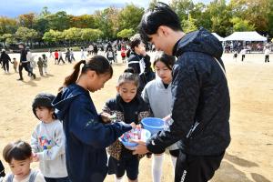 参加賞のスティックのりを選ぶ女の子たち