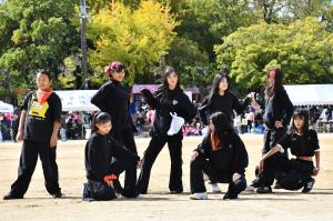 黒い衣装でダンスを披露する女子中学生