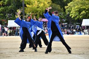青い衣装でダンスを披露する女子中学生