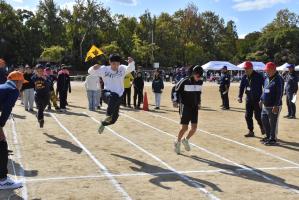 5段跳びをする子どもたち