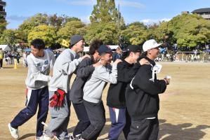 ゴーゴームカデをする男子中学生