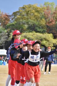 ゴーゴームカデをする小学生の女の子