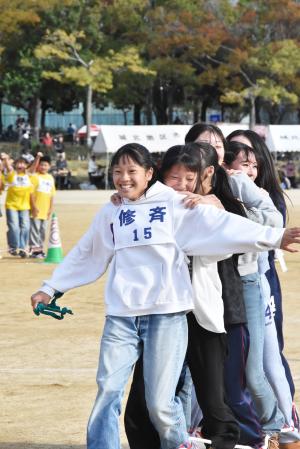 ゴーゴームカデをする修斉校区の女の子たち