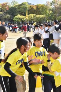 笑顔の小学生たち