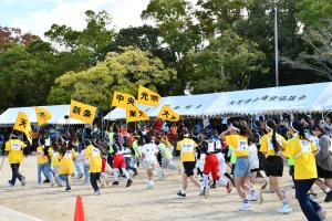 入場するリレーの参加者たち