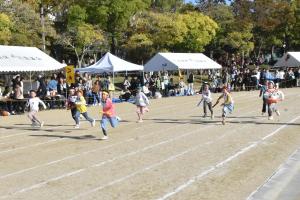 校区対抗リレーの様子（低学年の子どもたち）