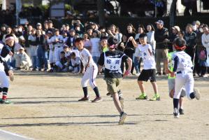 校区対抗リレー、小学生高学年男子のバトンタッチの様子