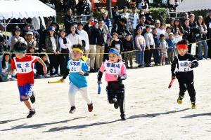 校区対抗リレー、小学生低学年男子の様子
