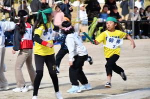 校区対抗リレー、小学生女子のバトンタッチの様子