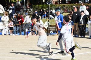校区対抗リレー、小学生高学年男子のバトンタッチの様子