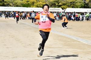 校区対抗リレー、ゴールする男子高校生
