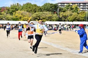 校区対抗リレー、ゴールする男性