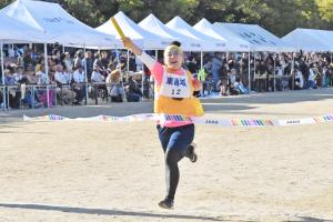 校区対抗リレー、テープを切ってゴールする女性