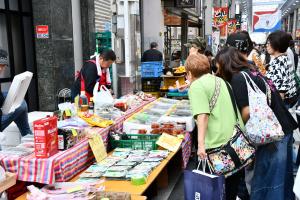 野菜などを買う人だかり