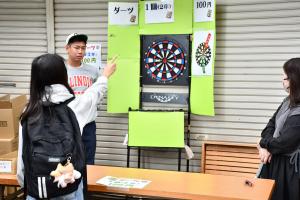 ダーツをする子ども