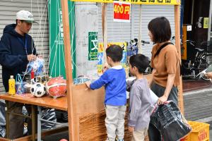 くじ引きをする子ども