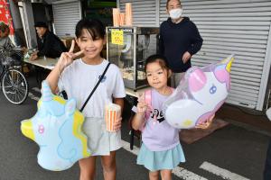 風船をもっている子ども