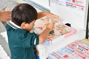 スタンプラリーをする子ども