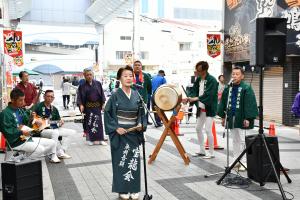 商店街で歌う団体